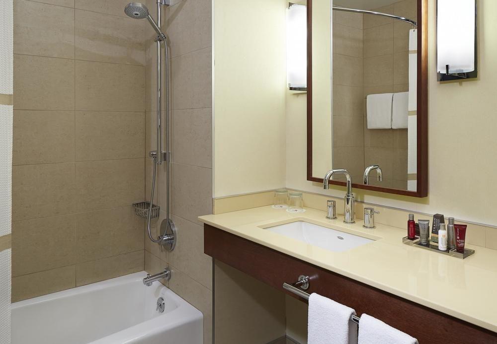 Hotel Marriott Montreal Airport In-terminal 4*