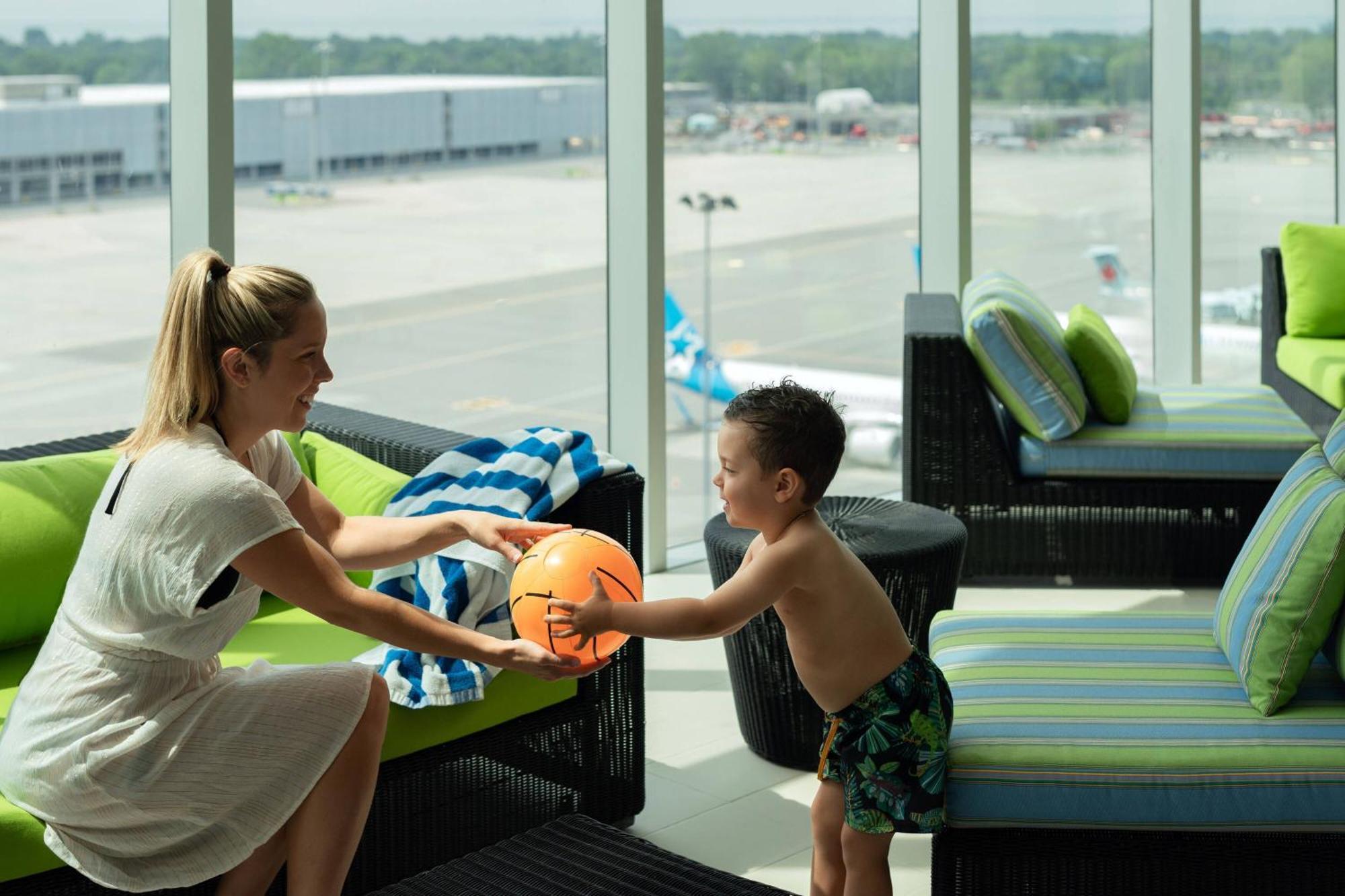 Hotel Marriott Montreal Airport In-terminal 4*